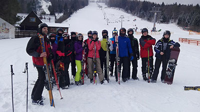 uczniowie na nartach