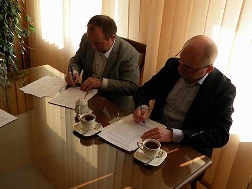 Podpisanie umowy między UR a VI LO
